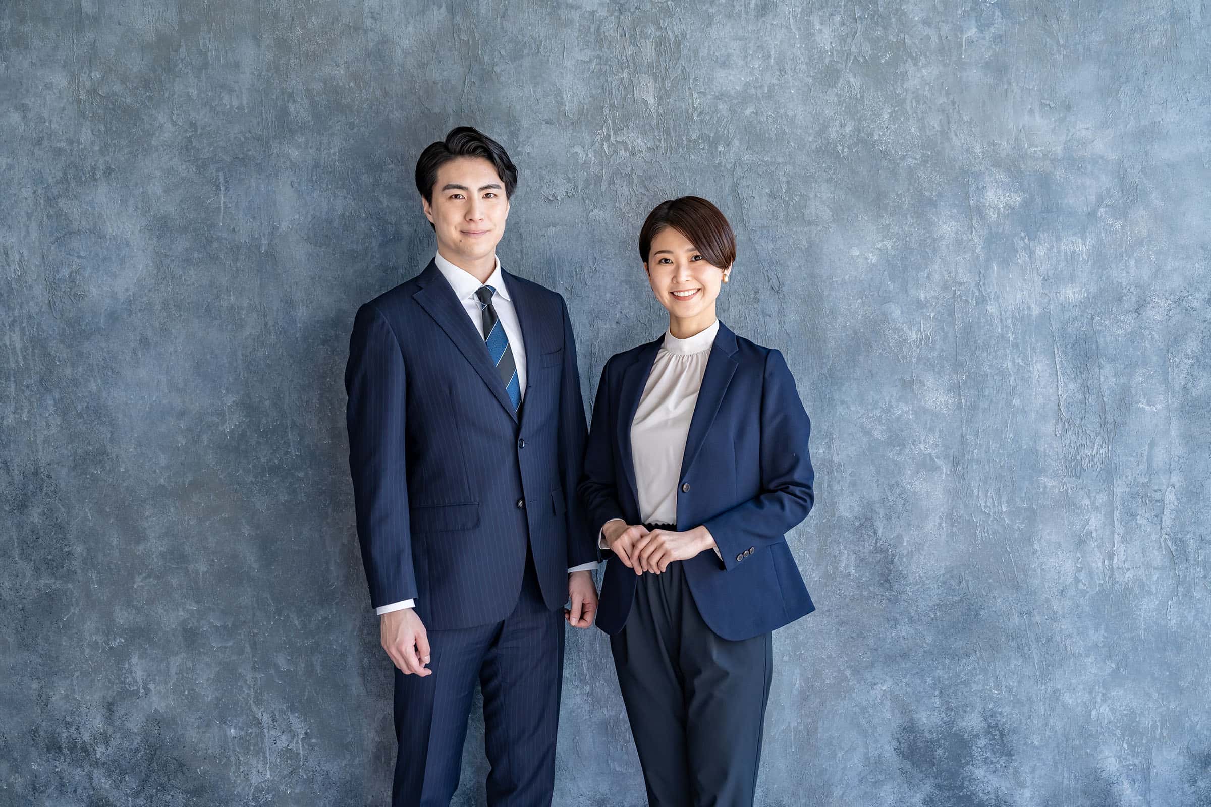 スーツ姿の男女